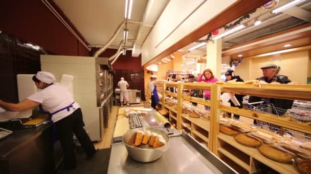 Bakers e compradores em supermercado Bahetle — Vídeo de Stock