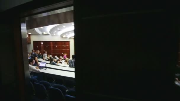 Participantes en la conferencia Voz de la Juventud en el auditorio — Vídeos de Stock