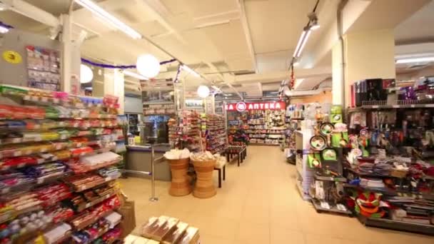Caixas registadoras e mercadorias no supermercado — Vídeo de Stock