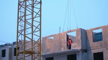 İşçiler beton döşemeyi kontrol ediyorlar