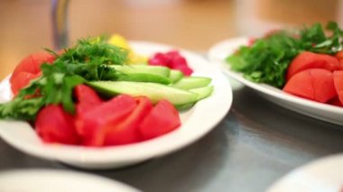 Trey üzerinde sürüş taze sebze ile plakalar