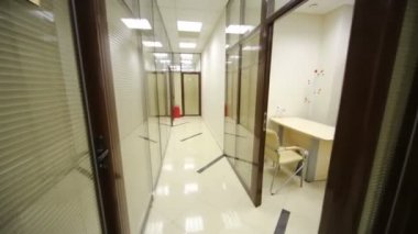 Koridor ve ışıklı toplantı odaları