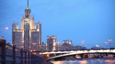 Kotelnicheskaya dolgu ve köprü üzerinde konut ev