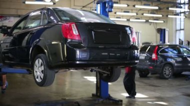 İki direk asansörde araba kaldırma