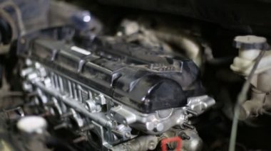 mekanik tamir benzinli araba motoru