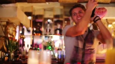 Yakışıklı genç barmen kokteyl hazırlar