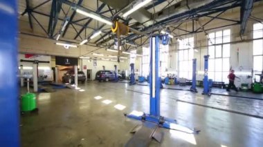 Servis istasyonunun büyük modern atölyesi