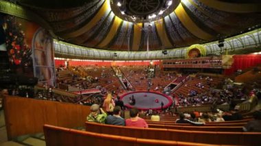 Circus performans ara sırasında İnsanlar