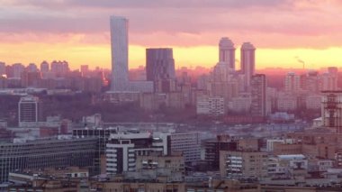 Güzel gün batımı ile yüksek gökdelenler