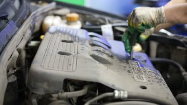 Adam elleri motor için kapağı açık