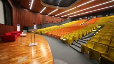 Modern oditoryumda sofalı sahne
