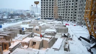 Vinç beton levhayı kaldırır