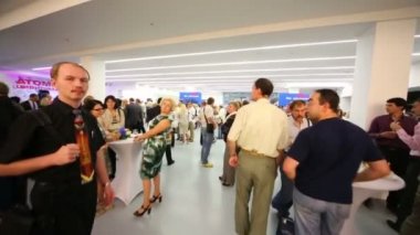 Fotoğraf sergisi sırasında masalarda insanlar