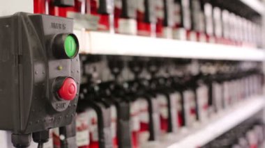 El tuşlarına basar ve boya lar