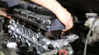 mekanik tamir benzinli araba motoru