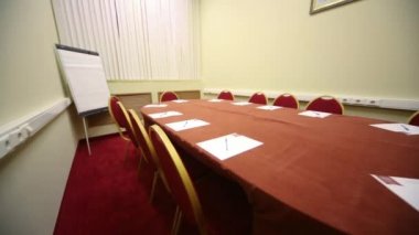 Oval masa boş konferans salonu