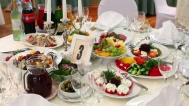 Tablo çeşitli içecekler ve atıştırmalıklar ile