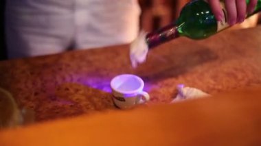 İki şişe aydınlatma barmen eller