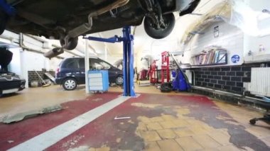 Atölyede asansör de araba altında