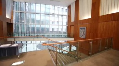 Cam duvar ve merdiven ile boş salon