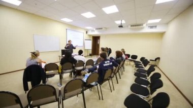 insanlar konferans salonunda hoparlör dinlemek