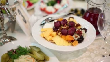 Lokantada yemek masası.