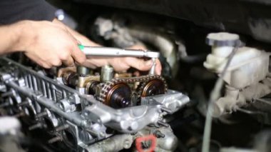 mekanik tamir benzinli araba motoru