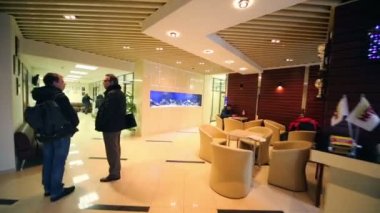 Ofiste resepsiyon bölgesinde insanlar