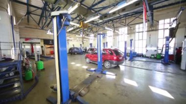 Atölyede kırmızı araba sürücüleri