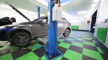 Adam Servis istasyonunda çalışıyor