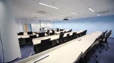 Masalar, sandalyeler ile boş küçük oditoryum