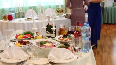 Kadınlar Restoran tablosunda yakın