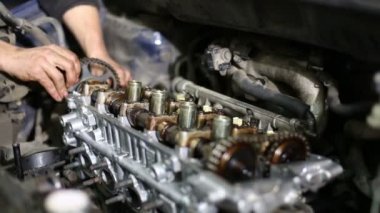 mekanik tamir benzinli araba motoru