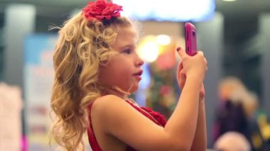 sevimli kız cep telefonu ile oynuyor