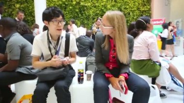 Yönetim Okulu Kongre Salonu'nda halk