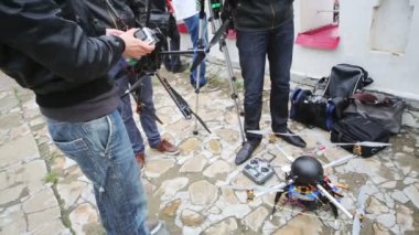 İnsanlar kamera ile quadrocopters hazırlamak