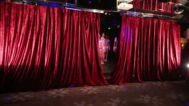 Açılış perdeleri ve seksi kostümleri showgirls