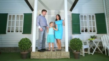 Baba, anne ve kızı verandasında durmak