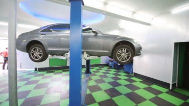 Kaldırılan araba teşhis ve onarım bekler