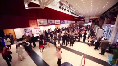 Prömiyeri müzikal önce salonda İnsanlar