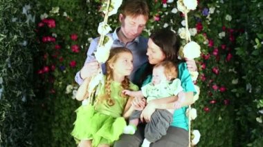 Baba Anne ve çocuğu salıncakta rulo