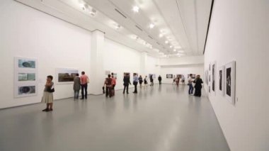 İnsanlar sergi salonunda