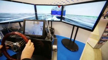 Direksiyon simidi ve tekne simülatörü ekranları