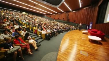 Global Youth'ta konuşmacı ve dinleyici