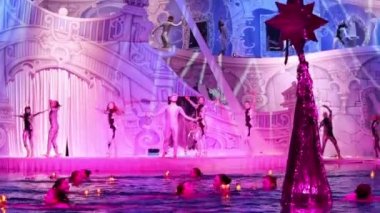 Yeni yıl ağacı yükselir