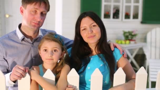 Usmívající se rodiny stojí vedle chaty — Stock video