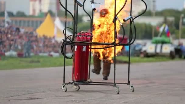 Brinnande man på festivalen för konst och film — Stockvideo