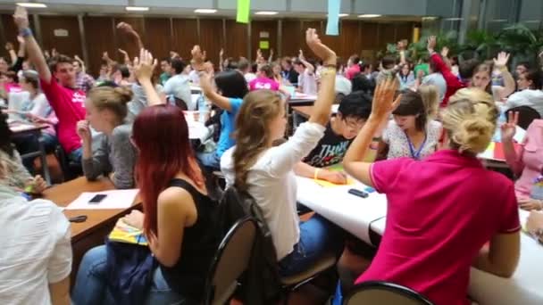 Mladí lidé zvednou ruce — Stock video