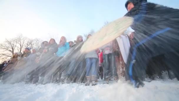 Nastolatki z śnieżkami przygotowują się do śnieżnej bitwy — Wideo stockowe