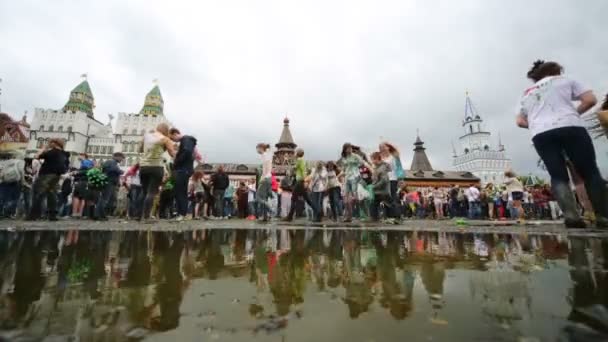 Festivalde insanlar ve su birikintisi yansıması — Stok video